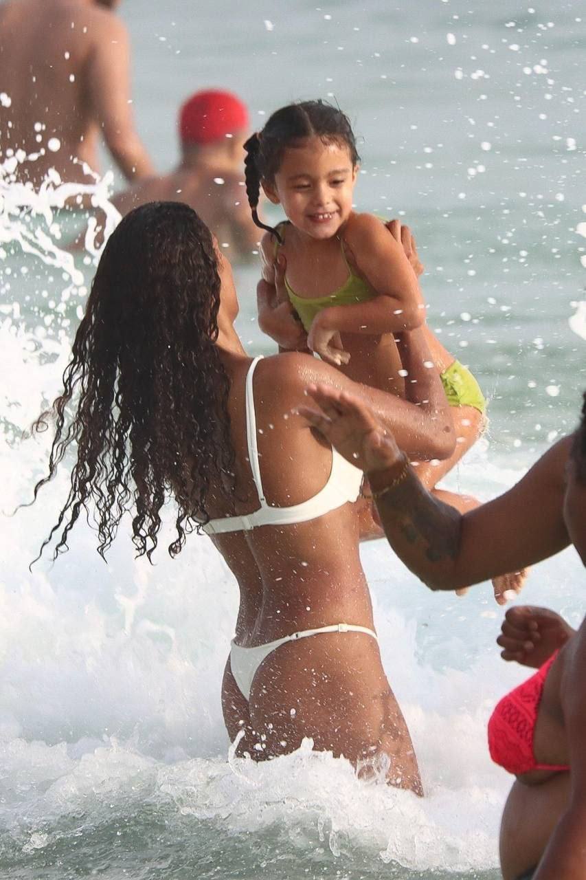 К Венсану Касселю и Наре Баптиста на бразильских пляжах присоединилась и Тина Кунаки. Топ фото счастливой семьи, сделанные папарацци 